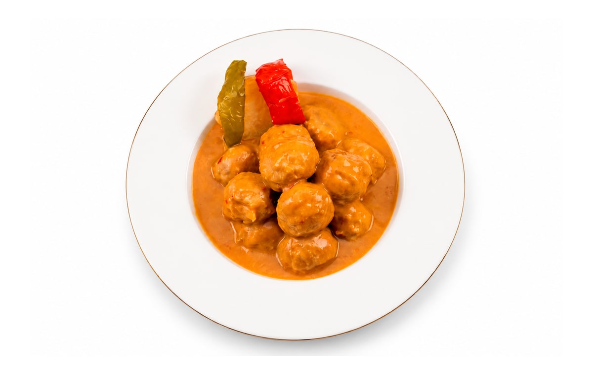 Albóndigas en salsa de almendras · Cocinatur. Fotografía retocada con IA para adaptar fondo y encuadre