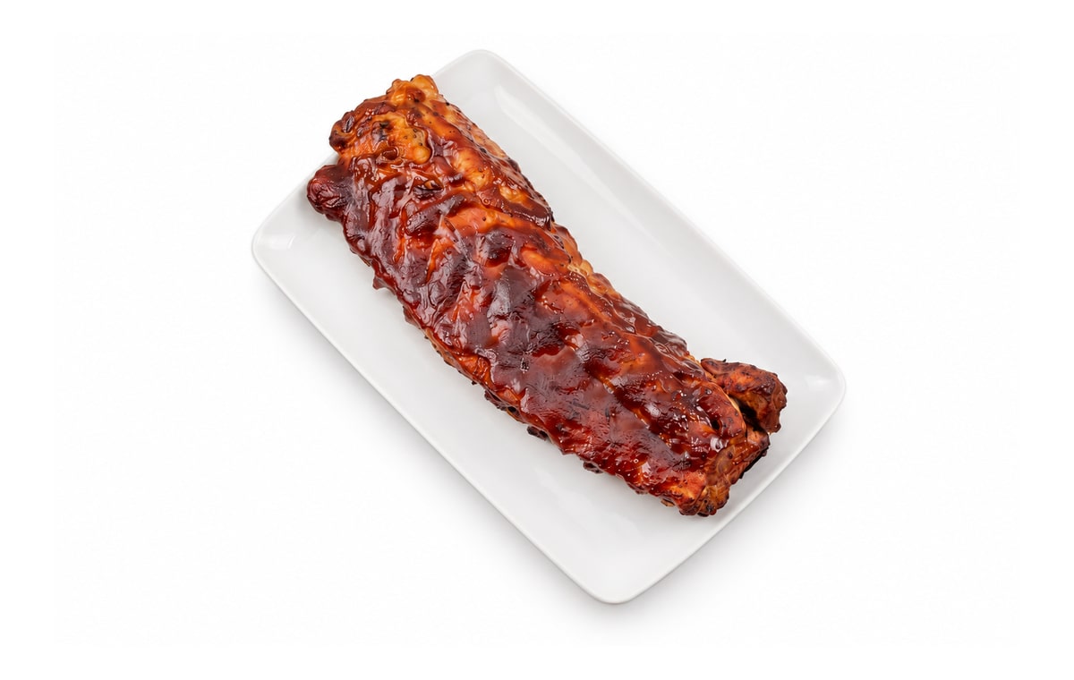 Costilla de cerdo barbacoa · Cocinatur. Fotografía retocada con IA para adaptar fondo y encuadre