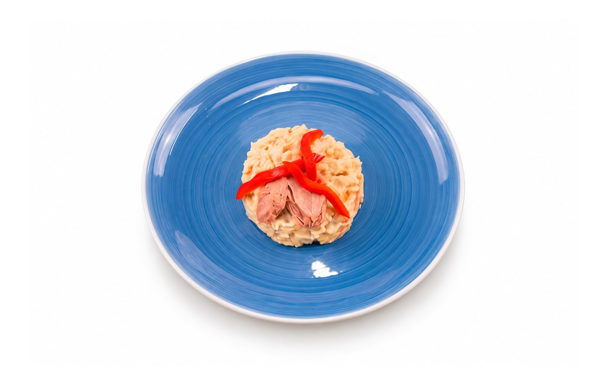 Ensaladilla rusa · Cocinatur. Fotografía retocada con IA para adaptar fondo y encuadre