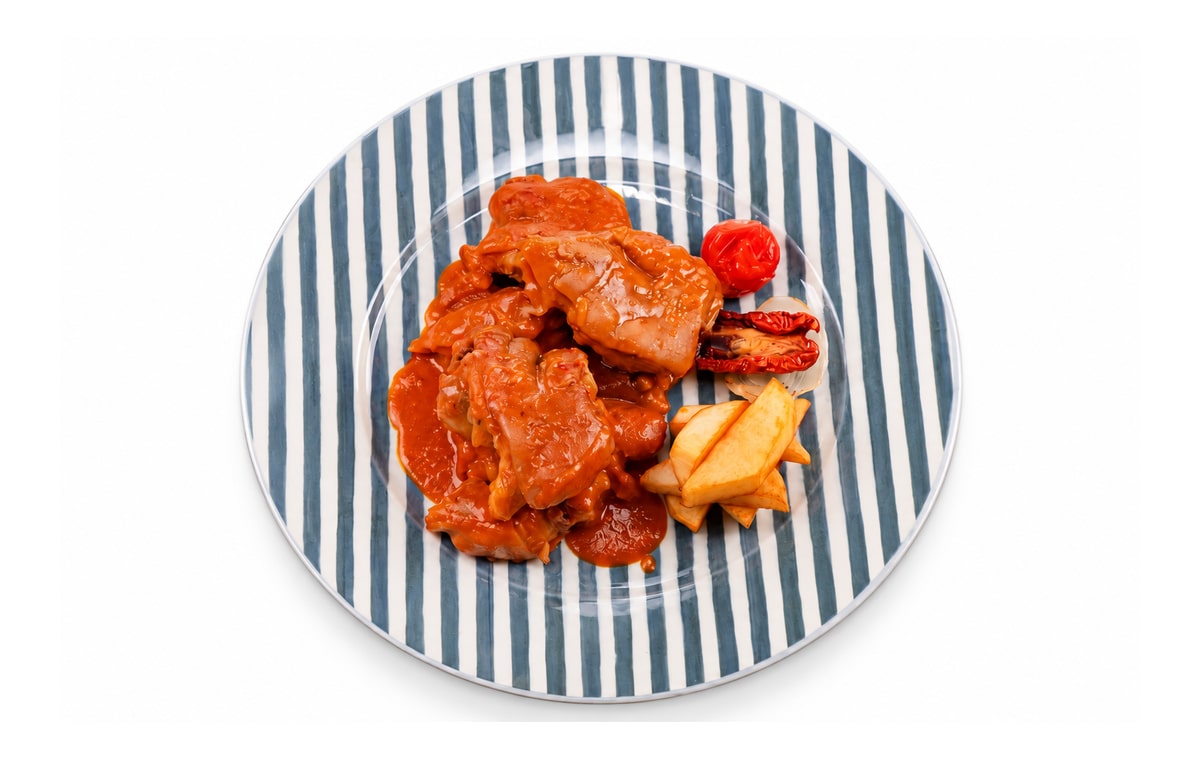 Manitas de cerdo en salsa alpujarreña · Cocinatur. Fotografía retocada con IA para adaptar fondo y encuadre
