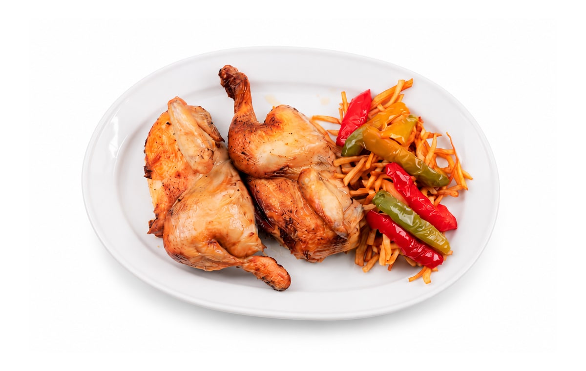 Pollo asado Cocinatur. Fotografía retocada con IA para adaptar fondo y encuadre