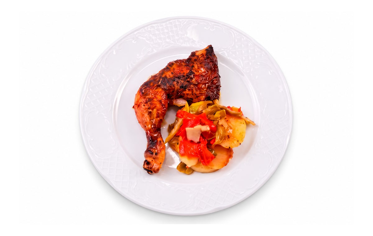 Pollo con miel y mostaza y patata a lo pobre · Cocinatur. Fotografía retocada con IA para adaptar fondo y encuadre